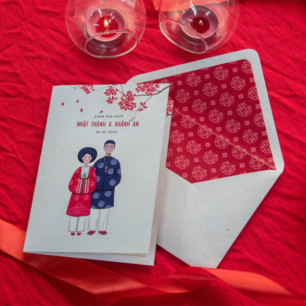 Thiệp cưới đỏ | Họa tiết Hoa đào | Cặp đôi trang phục Truyền thống | An Hieu Wedding