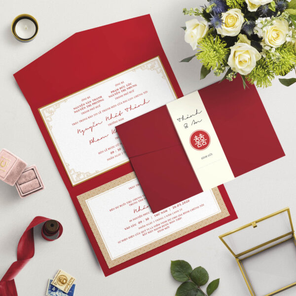 thiệp cưới mở ba truyền thống của An Hiếu sự kết hợp giữa họa tiết chữ hỷ trên nền thiệp màu đỏ truyền thống khiến mẫu thiệp trở nên nổi bật và thu hút hơn
