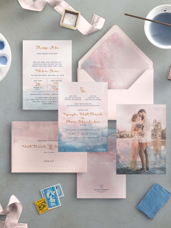 Thiệp cưới Màu nước loang in hình cặp đôi | Tông màu hồng và xanh dương nhạt - An Hieu Wedding