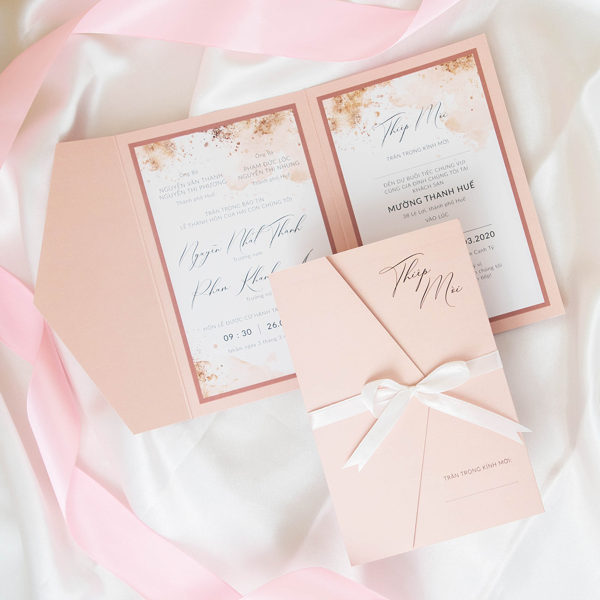 Thiệp cưới mở ba tông màu hồng phấn nhã nhặn | Hoạ tiết bụi vàng trên nền màu nước sang trọng | An Hieu Wedding