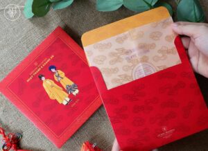 AHO-018 - Thiệp cưới đỏ Truyền Thống | Hình hoạt họa cặp đôi mặc Hoàng Bào trên nền họa tiết Cung Đình - An Hieu Wedding