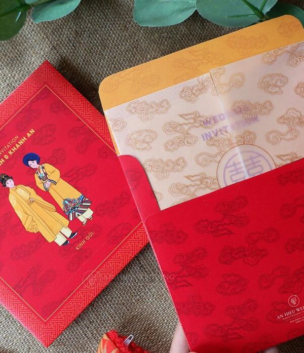 AHO-018 - Thiệp cưới đỏ Truyền Thống | Hình hoạt họa cặp đôi mặc Hoàng Bào trên nền họa tiết Cung Đình - An Hieu Wedding