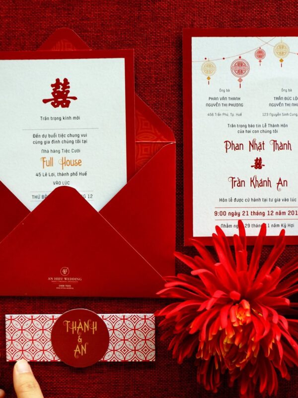 Thiệp cưới đỏ truyền thống sự kết hợp hoàn hảo giữa sắc Đỏ cùng hoạ tiết lồng đèn chữ hỷ , band và tag chắc chắn sẽ gây ấn tượng mạnh mẽ