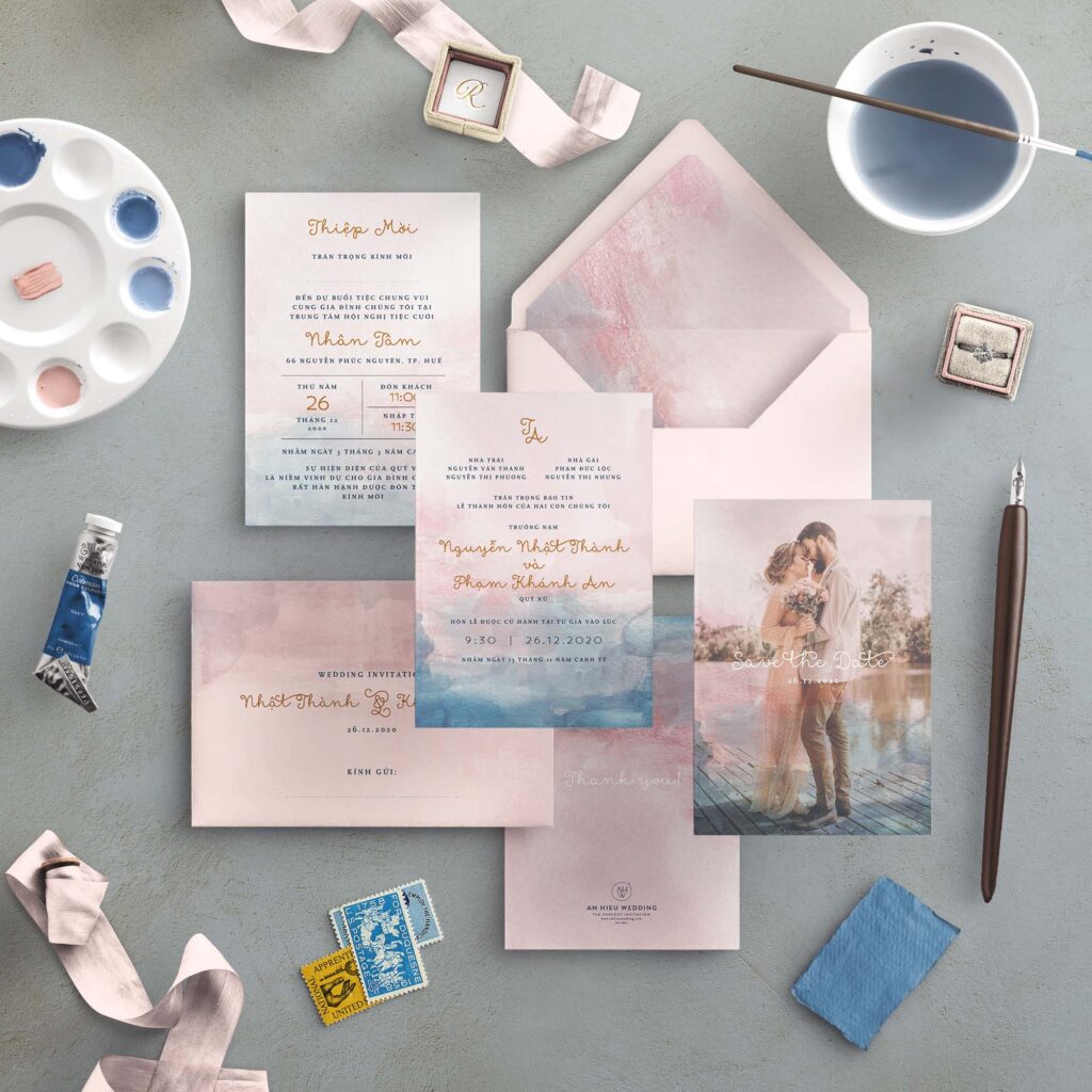 Thiệp cưới màu nước loang in hình cặp đôi | Tông màu hồng và xanh dương nhạt