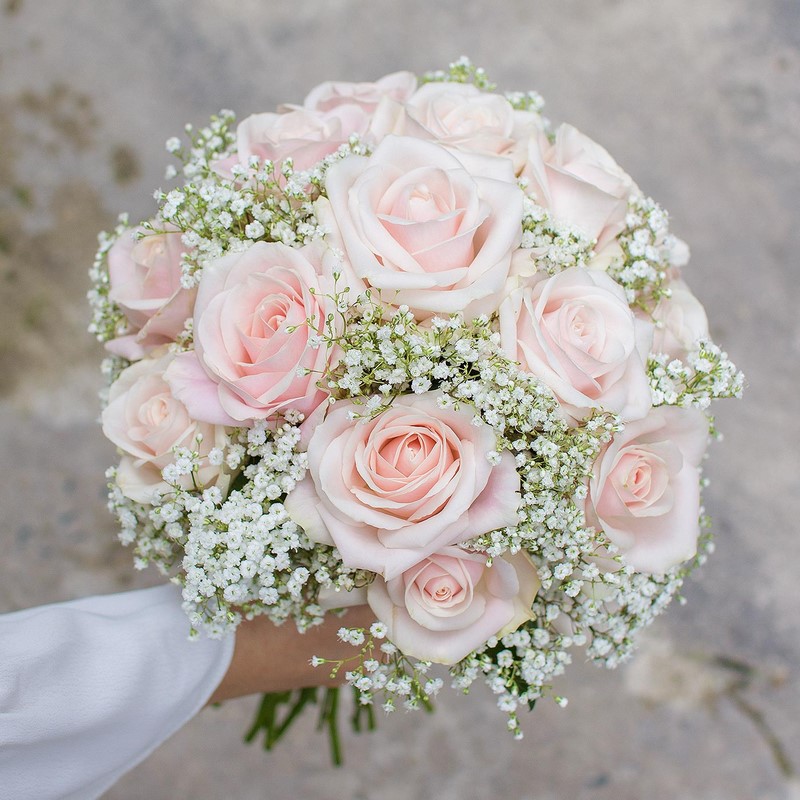 Bó hoa cưới bằng hoa hồng mang ý nghĩa của một tình yêu đẹp. Hơn nữa hoa hồng đỏ còn thể hiện một tình yêu cháy bỏng và đầy khát vọng. Hoa hồng trắng đại diện cho một tình yêu tinh khôi và trong sáng.