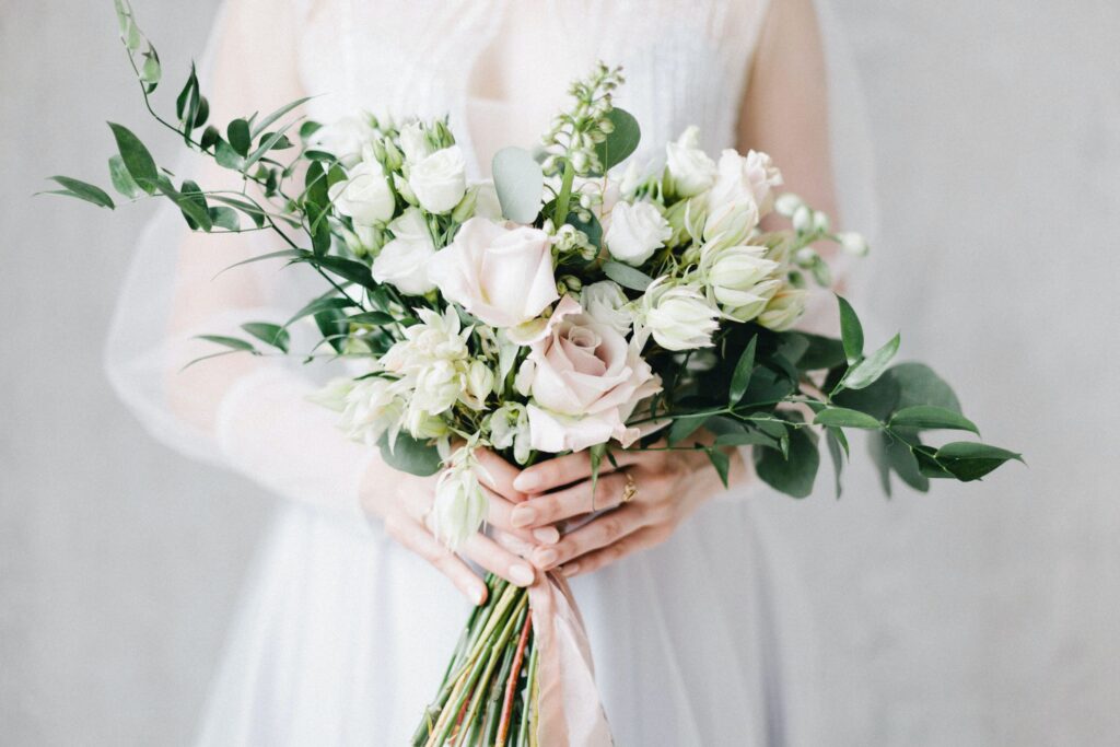 Để giữ hoa cưới tươi lâu các cô dâu có thể cắt bỏ đi khoảng 1cm phần cuống rồi cắm chúng trong dung dịch nước có pha với những viên B1 đồng thời dùng dung dịch đó vẩy lên trên các cánh hoa