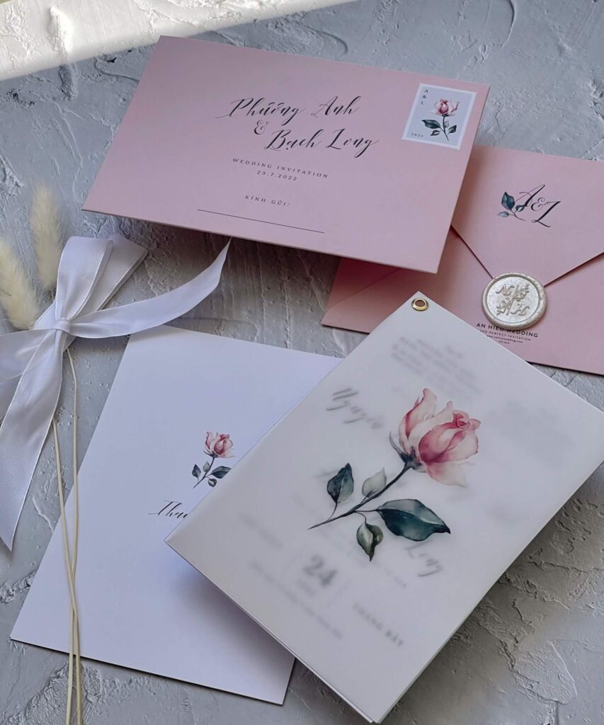 Mẫu Thiệp cưới hoa hồng in trên giấy tracing làm tôn lên nét dịu dàng và không kém phần hấp dẫn và sang trọng.