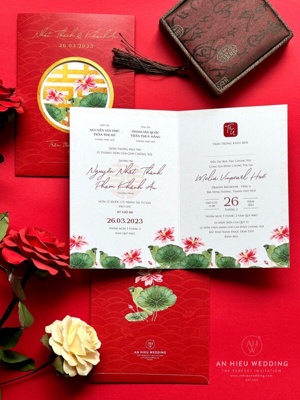 Thiệp cưới hoa sen với tone màu đỏ