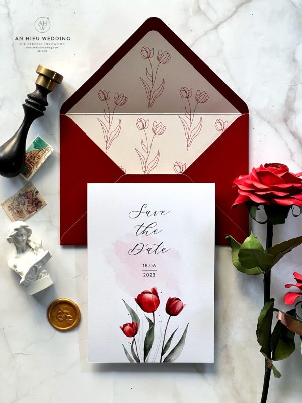 Thiệp cưới hoa tulip tone màu đỏ của lãng mạn nồng cháy