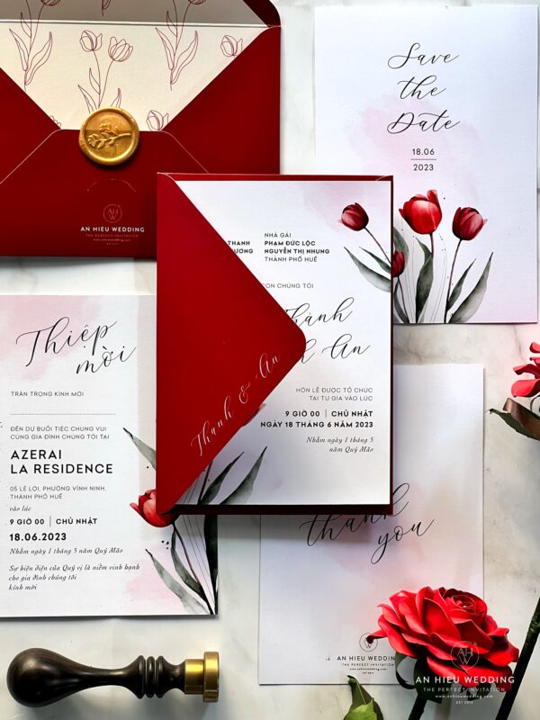 Thiệp cưới hoa tulip tone màu đỏ của lãng mạn nồng cháy