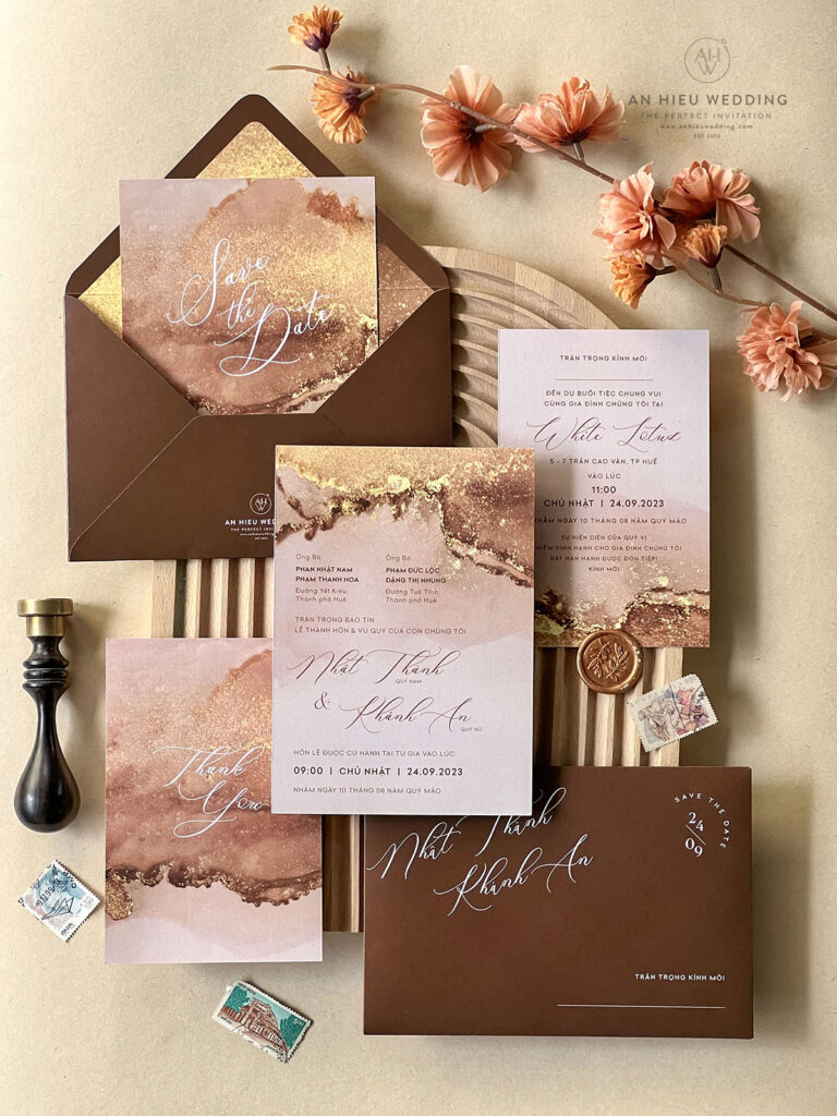 Thiệp Cưới Nâu Màu Nước Điểm Vàng Tinh Tế