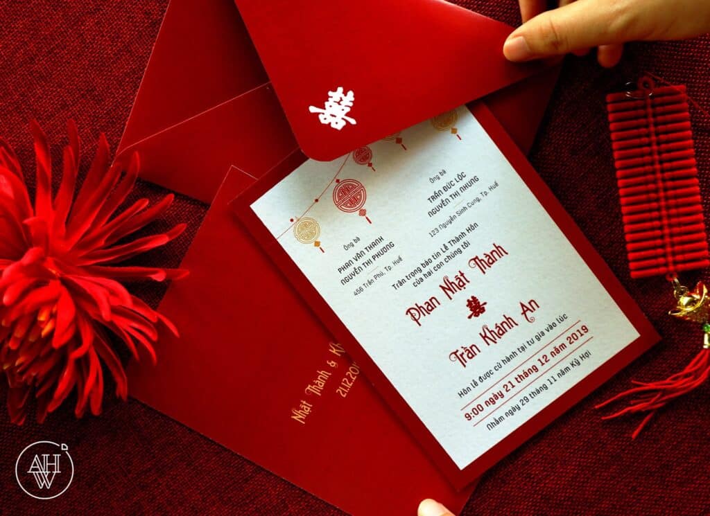 Thiệp cưới truyền thống sắc đỏ trong đám cưới việt.